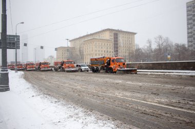Rusya, Moskova, 07.12.2021: Yoğun kar yağışı sonrasında özel ekipmanlarla kar temizliği.