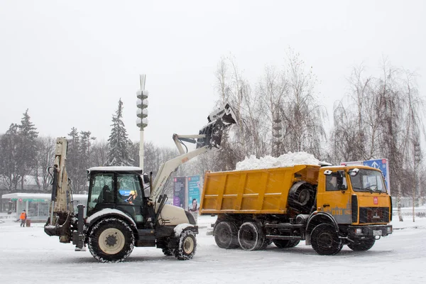 Россия Москва 2021 Очистка Снега Специальным Оборудованием После Сильного Снегопада — стоковое фото