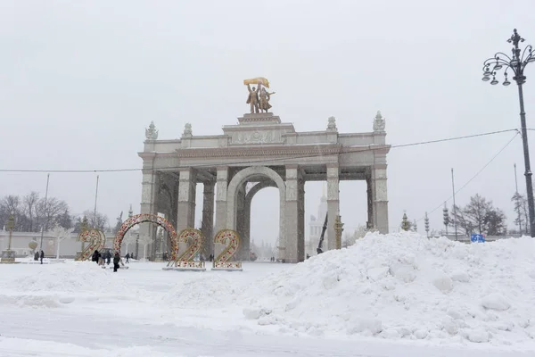 Rosja Moskwa Grudnia 2021 Główne Wejście Vdnkh Ogromne Opady Śniegu — Zdjęcie stockowe