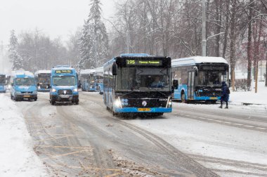 Rusya, Moskova, 14 Aralık 2021: Otobüs terminali, VDNH - güney girişi. kış günü.