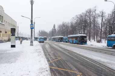 Rusya, Moskova, 14 Aralık 2021: Otobüs terminali, VDNH - güney girişi. kış günü.