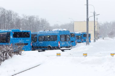 Rusya, Moskova, 14 Aralık 2021: Otobüs terminali, VDNH - güney girişi. kış günü.