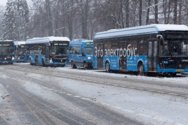 Rusya, Moskova, 14 Aralık 2021: Otobüs terminali, VDNH - güney girişi. kış günü.