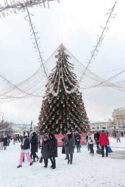 Rusya, Moskova, 19.12.2021 Manezhnaya Meydanı. Kış festivali süslemeleri.