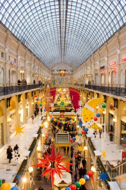 Rusya, Moskova - 19 Aralık 2021: GUM 'da Noel süslemeleri - şehir merkezindeki alışveriş merkezi.