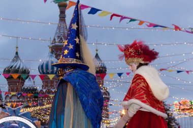 Rusya, Moskova, 19.12.2021: Kızıl Meydan, Sakız Fuarı, muhteşem kostümlü oyuncular.