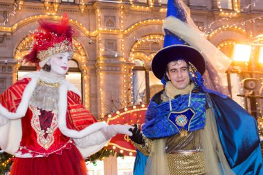 Rusya, Moskova, 19.12.2021: Kızıl Meydan, Sakız Fuarı, muhteşem kostümlü oyuncular.