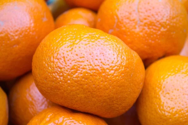Orange tangerine on the counter of the bazaar — Zdjęcie stockowe