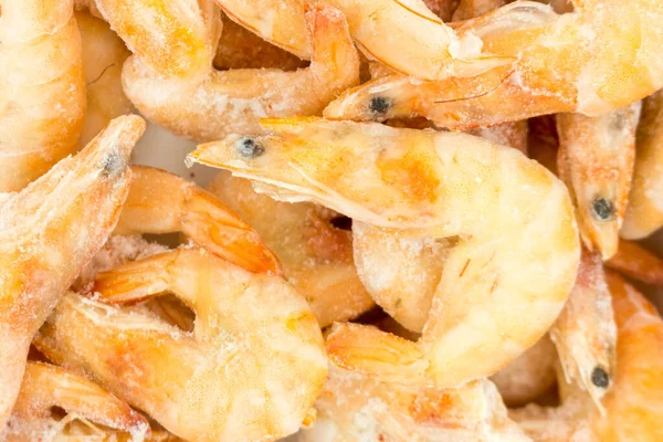 新鲜的生虾仁在冰上。熟食用冷冻产品. 免版税图库图片