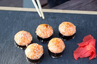 Fırında ekmek ve ahşap yemek çubukları.