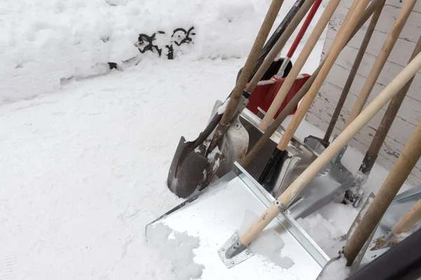 Veel verschillende gereedschappen voor de winter sneeuwruimen. — Stockfoto