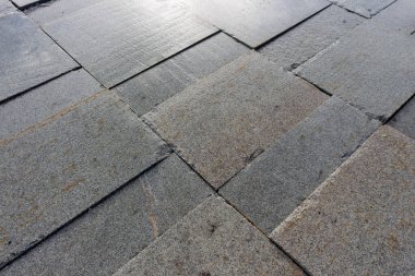 Kaldırım levhalarıyla döşenmiş yaya yolu ağır hasar görmüştü..