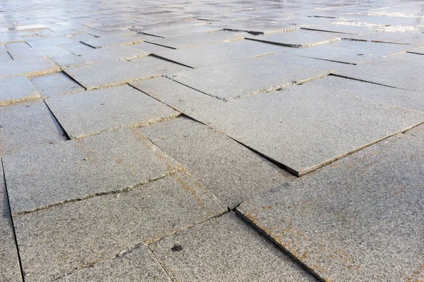 El camino peatonal pavimentado con losas de pavimentación fue gravemente dañado. — Foto de Stock