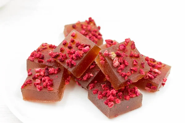 Artesanía natural mermelada de frambuesa caramelo espolvoreado con frambuesa seca Fotos de stock libres de derechos