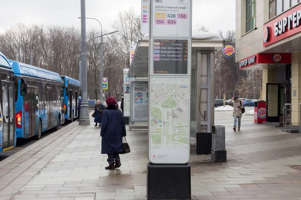 Rússia, Moscovo, Paragem de autocarro, autocarros que chegam, quadro de informações — Fotografia de Stock
