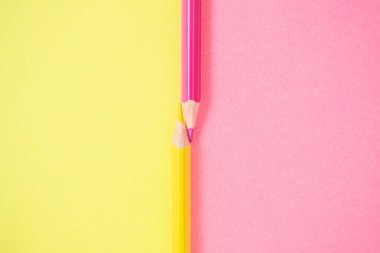 Retro iyimser, enerjik, kalın renkler, sarı, pembe ahşap pastel boyalarla kağıdın yarısında birleşiyor. En küçük kopyalama alanı tasarımı.