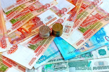Kağıt ruble banknotlar ve küçük metal paralar.