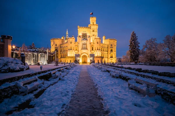 Famoso castello Hluboka nad Vltavou in Repubblica Ceca in inverno la sera — Foto Stock