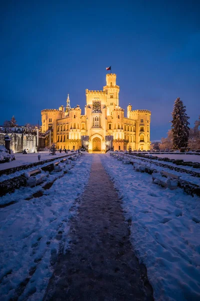 Famoso castillo Hluboka nad Vltavou en la República Checa en invierno por la noche — Foto de Stock