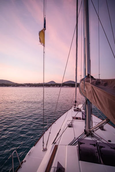 Sailing yacht anchoring at the coast in the evening in Mediterranean — Foto de Stock