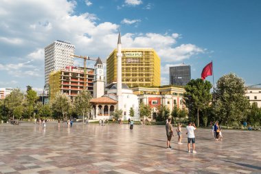 Arnavutluk, Tiran ve Balkanlar 'ın merkez meydanı