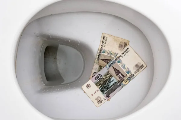 ロシアのルーブルはトイレに横たわっており、ウクライナ戦争のために価値の損失を示しています — ストック写真