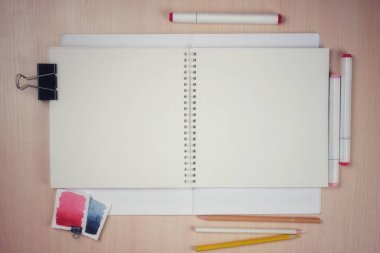 Bir dizi resim, malzeme, çizim defterleri, işaretleyici, masaüstündeki boyalar, bir çizim eklemek için maketler