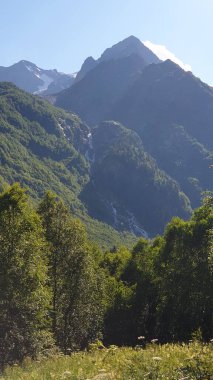 Dağ vadisi manzarası. Arka plan Duvar Kağıdı