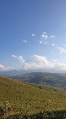 Mavi gökyüzü manzarası. Arka plan Duvar Kağıdı