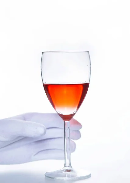 Beyaz Eldivenli Şarap Garsonunun Eli Beyaz Arka Planda Bir Bardak — Stok fotoğraf