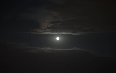 Akşamları beyaz bulutların arkasında gün batımı