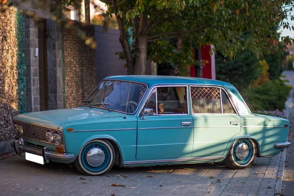 Rusia Krasnodar Octubre 2021 Coche Viejo Está Estacionado Fuera Casa — Foto de Stock