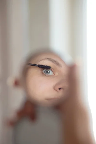 Reflektion Ett Kvinnligt Öga Spegeln Vit Bakgrund — Stockfoto