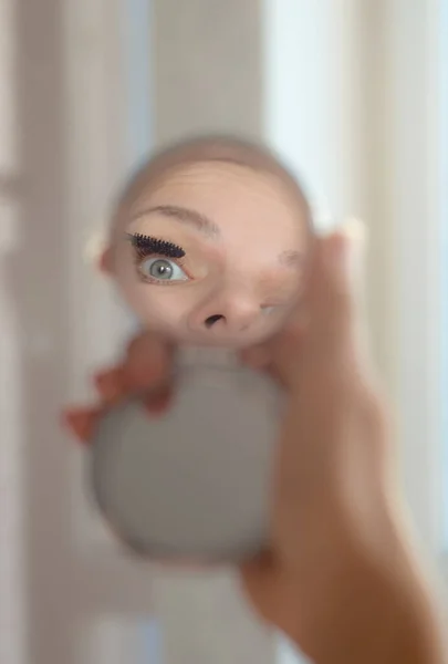 鏡の中の女性の目を白い背景で映し出し — ストック写真