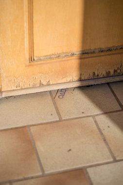 Davetiye kartı evin kapısındaki fayansta..