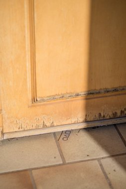 Davetiye kartı evin kapısındaki fayansta..