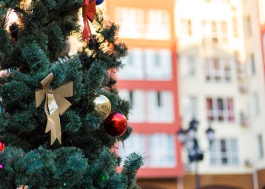 Kırmızı Noel balosu ve Noel ağacının üstünde yay. Yaklaş.