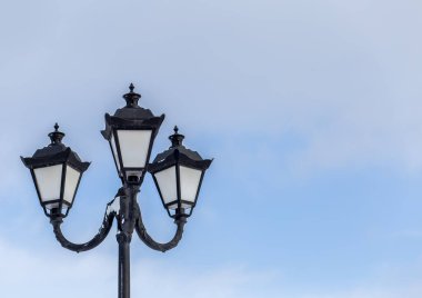 Bulanık gökyüzü arka planında sokak lambası