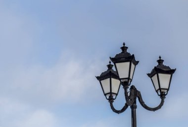 Bulanık gökyüzü arka planında sokak lambası