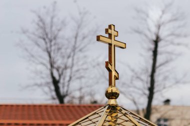 Gökyüzüne karşı Hıristiyan kilisesinin altın haçı