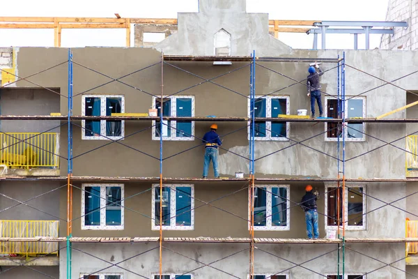 Hoogbouwers Werken Aan Geïmproviseerde Houten Steigers Zonder Verzekering — Stockfoto