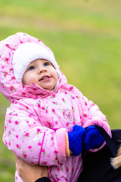 Retrato Cerca Una Niña Mirando Cielo Con Esperanza — Foto de Stock