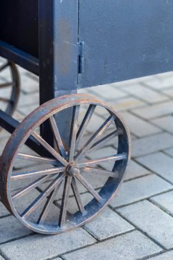 Büyük bir açık hava barbeküsünün tekerleği demirle kaplanmış..