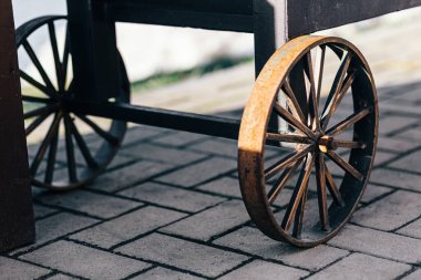 Büyük bir açık hava barbeküsünün tekerleği demirle kaplanmış.