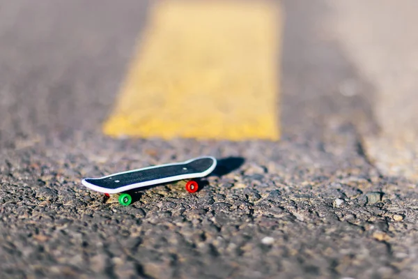 Prst Skateboard Leží Dlažbě Close — Stock fotografie