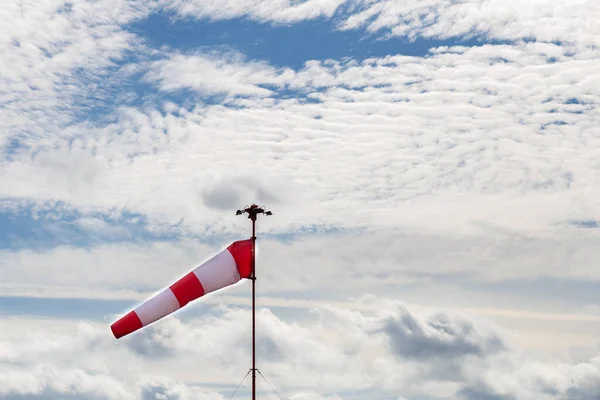 Arka Planda Bulutlu Gökyüzü Olan Rüzgar Sock — Stok fotoğraf