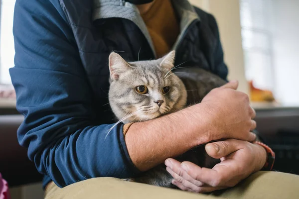 Uomo Che Indossa Maschera Protettiva Con Animale Domestico Attesa Nella — Foto Stock