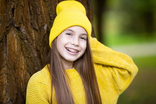 Pretty Teenage Girl Wearing Braces Smiling Cheerfully Dressed Bright Yellow — Stock Photo, Image