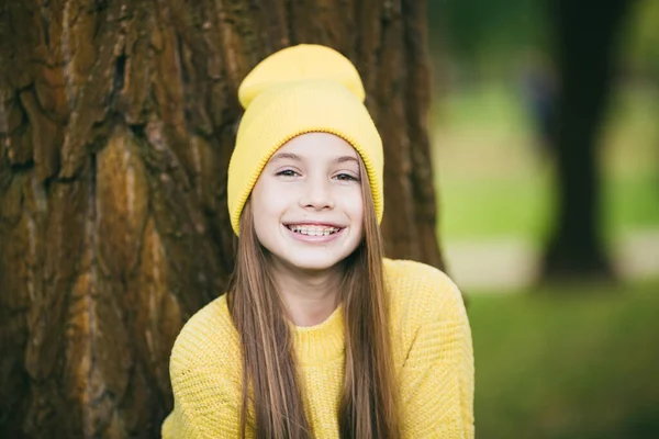 Досить Дівчинка Підліток Носить Брекети Усміхаючись Весело Одягнені Яскраво Жовтий — стокове фото