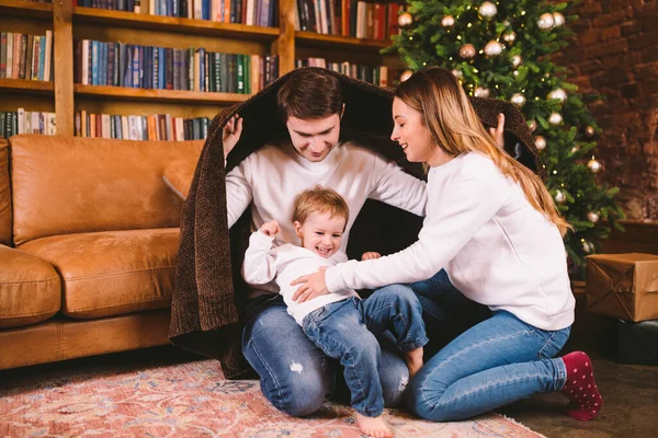 Ευτυχισμένη Οικογένεια Την Παραμονή Των Χριστουγέννων Στο Πάτωμα Κάτω Από — Φωτογραφία Αρχείου